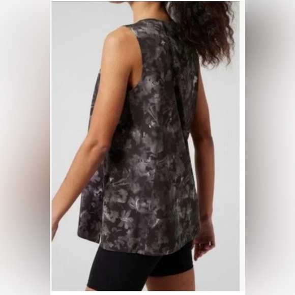 Athleta Women's Zephyr Refined Tank
Top Lumen Floral Size:SP
Sleeveless Black - Picture 3 of 14